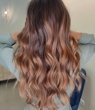 Melena larga ondulada en tonos cobre y peach