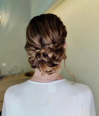 Recogido bajo con ondas y trenza lateral