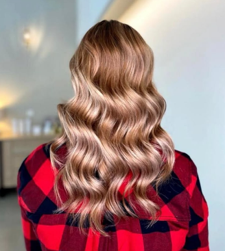 Melena larga con ondas marcadas en tono caramelo dorado
