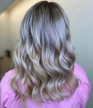 Melena rubia ceniza con ondas