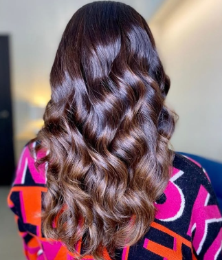 Melena morena con ondas y reflejos cálidos