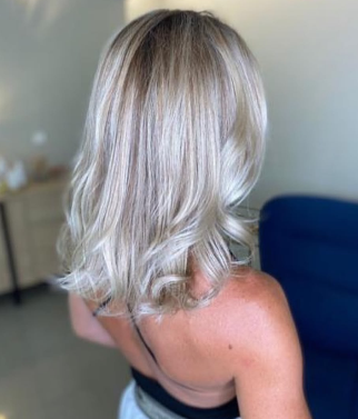 Melena rubia ceniza y platino con ondas vista de espalda