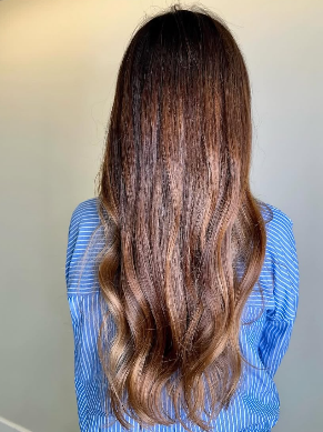 Melena larga con balayage cobrizo