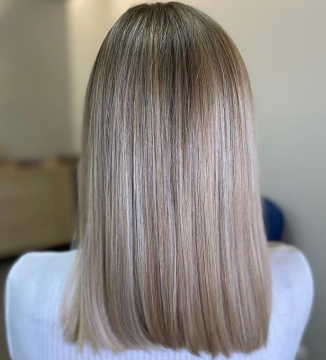 Melena rubia lisa de corte recto